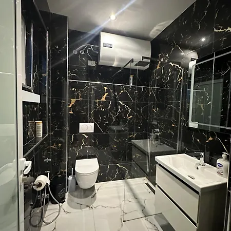 Holiday Apartments 티라나